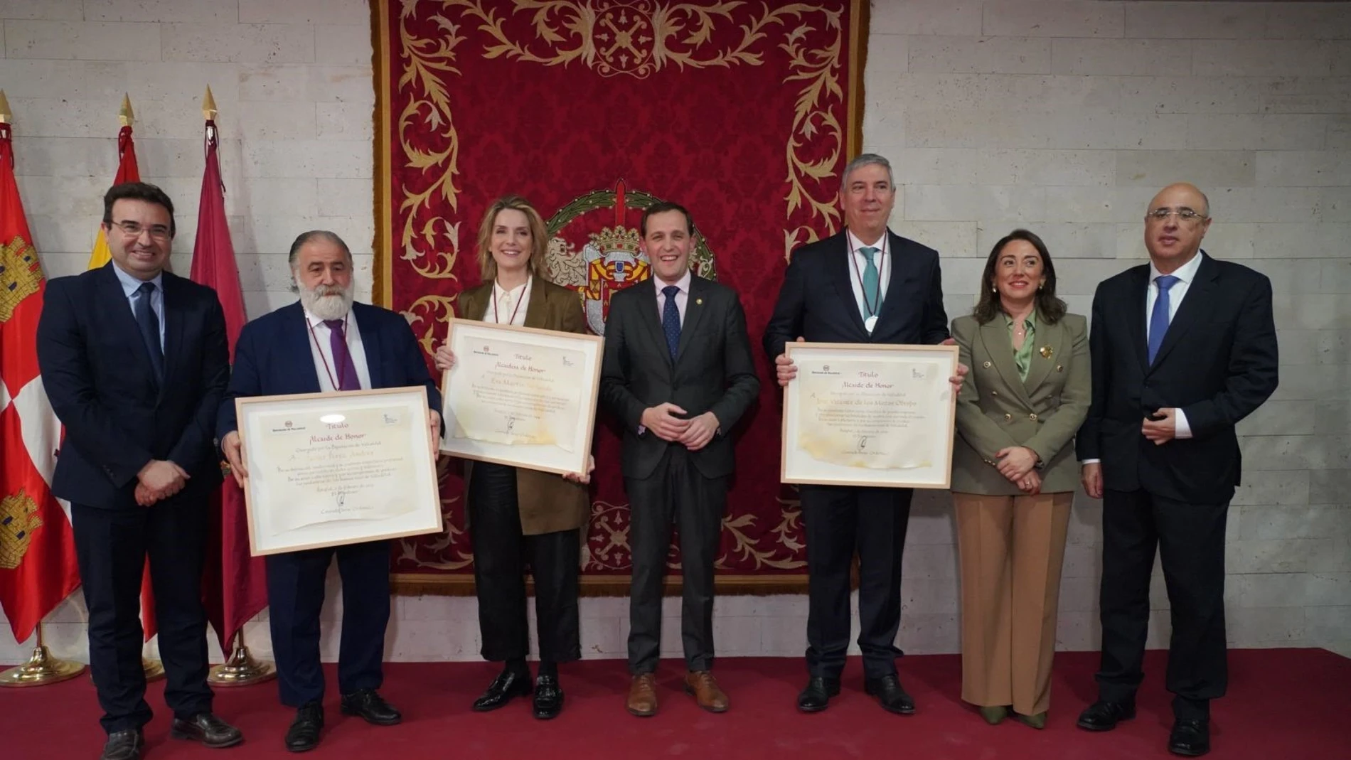 El presidente de la Diputación de Valladolid, Conrado Íscar, la consejera María González Corral y el alcalde Roberto Díez, junto a los nuevos alcaides