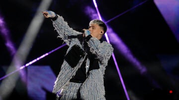 El cantante Almácor interpreta "Brillos platino" durante la final del Benidorm Fest 2024