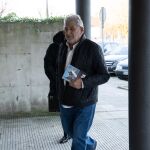 Laureano Oubiña con un ejemplar de Fariña. 