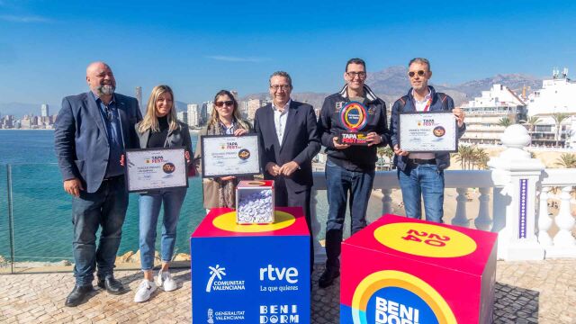 El alcalde de Benidorm, Toni Pérez, ha entregado los tres premios a los ganadores del TapaFest en el Mirador del Castillo