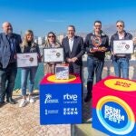 El alcalde de Benidorm, Toni Pérez, ha entregado los tres premios a los ganadores del TapaFest en el Mirador del Castillo