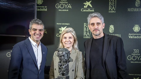 La directora territorial de Caixabank, Belén Martín, junto a Ferran Centelles y Marcel Barrena
