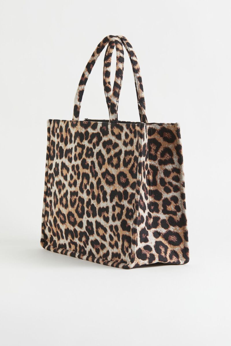 Bolso 'shopper' en 'animal print'.