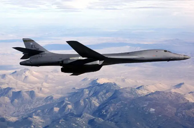 Así es el B-1B Lancer, el bombardero estratégico supersónico con el que Estados Unidos ha atacado Siria e Irak