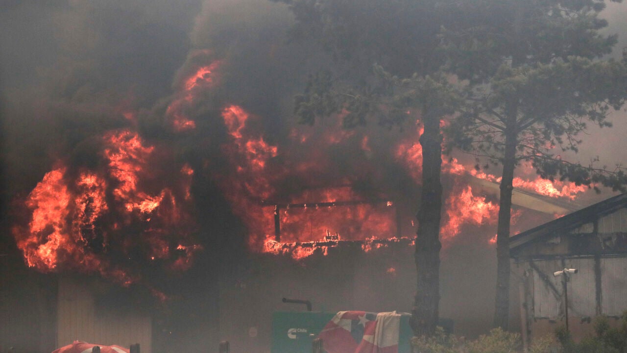 チリで大規模な火災が発生し、100人が死亡、3,000戸以上の家が焼けた