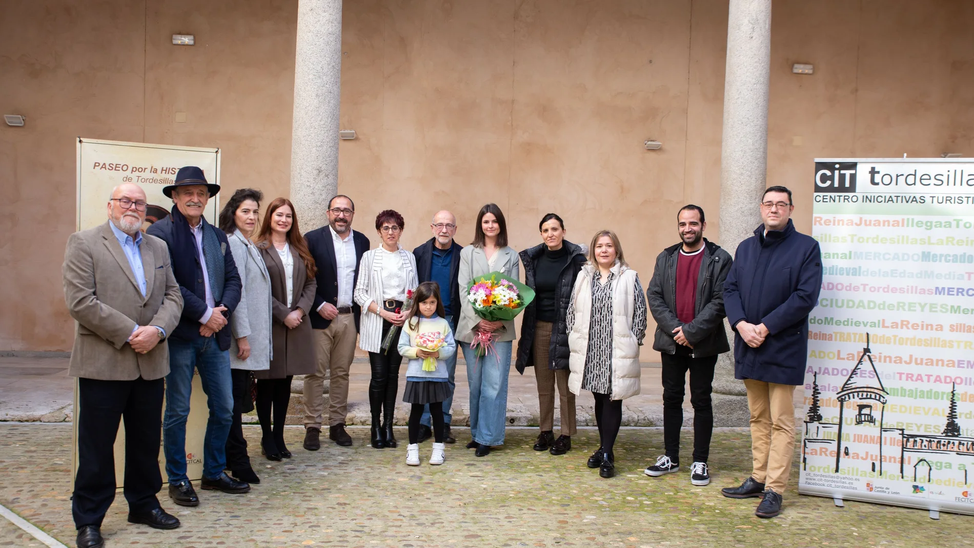 Raquel Fernández Mata y la niña Aitana Bazán junto a las autoridades