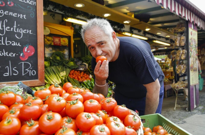 El chef Ferran Adrià junto a tomates de las huertas españolas
