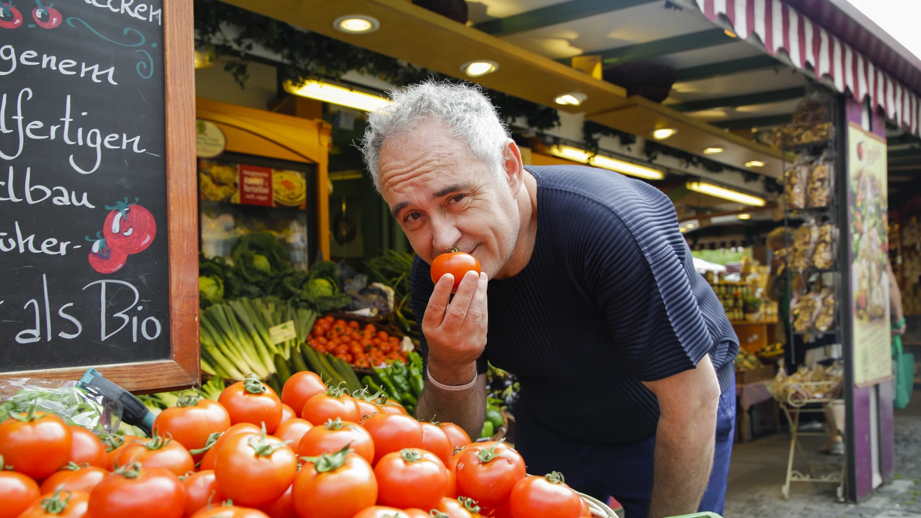 El chef Ferran Adrià junto a tomates de las huertas españolas