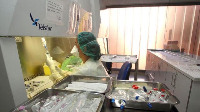 Elaboración de quimioterapias en la zona limpia del Servicio de Farmacia del Hospital Río Hortega de Valladolid
