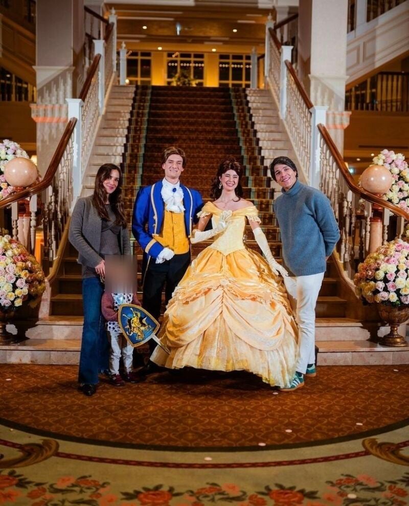 María Pombo, Pablo Castellano y Martín en Disneyland Paris.