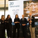 El director gerente de Hacienda del Álamo, Ángel Barrionuevo, y el equipo de Alabardero Catering & Experiences, durante la presentación del evento