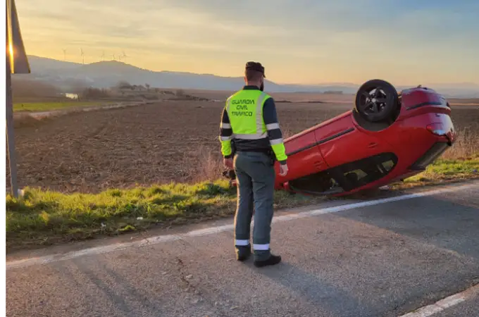 La Guardia Civil de Navarra socorre a una familia cuyo vehículo había volcado