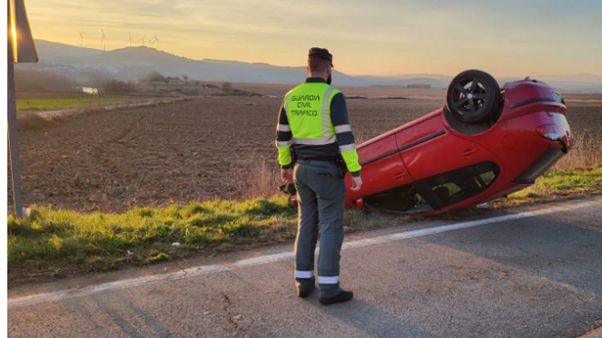 La Guardia Civil de Navarra socorre a una familia cuyo vehículo había volcado