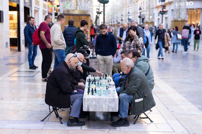 La malagueña calle Larios: luces, turistas, lujo y ajedrez urbano