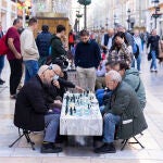 La malagueña calle Larios: luces, turistas, lujo y ajedrez urbano