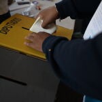 Los salvadoreños han empezado a votar en unas elecciones en las que Bukele es el claro favorito