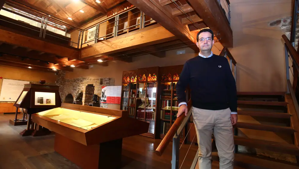 El director de los museos de Ponferrada, Javier García Bueso, junto a la exposición permanente Templum Libri en el Castillo de los Templarios