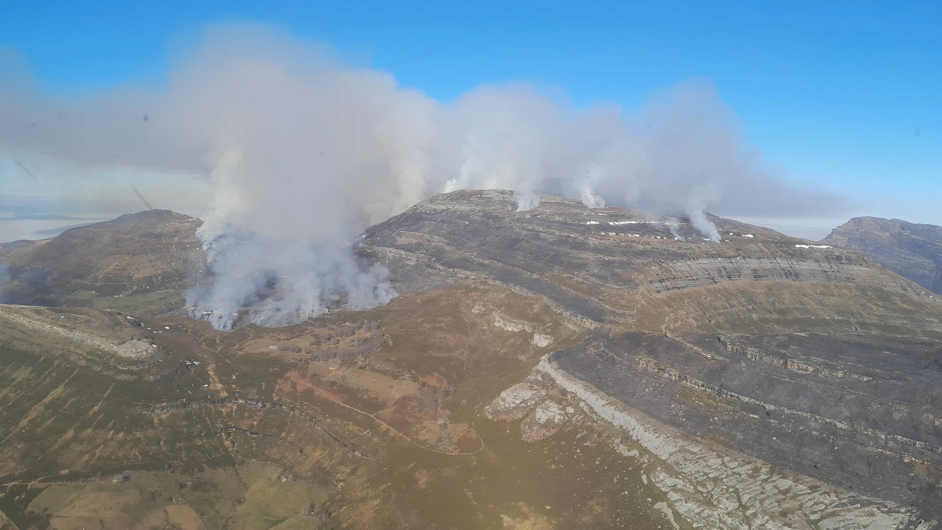 Incendio forestal en Espinosa de los Monteros