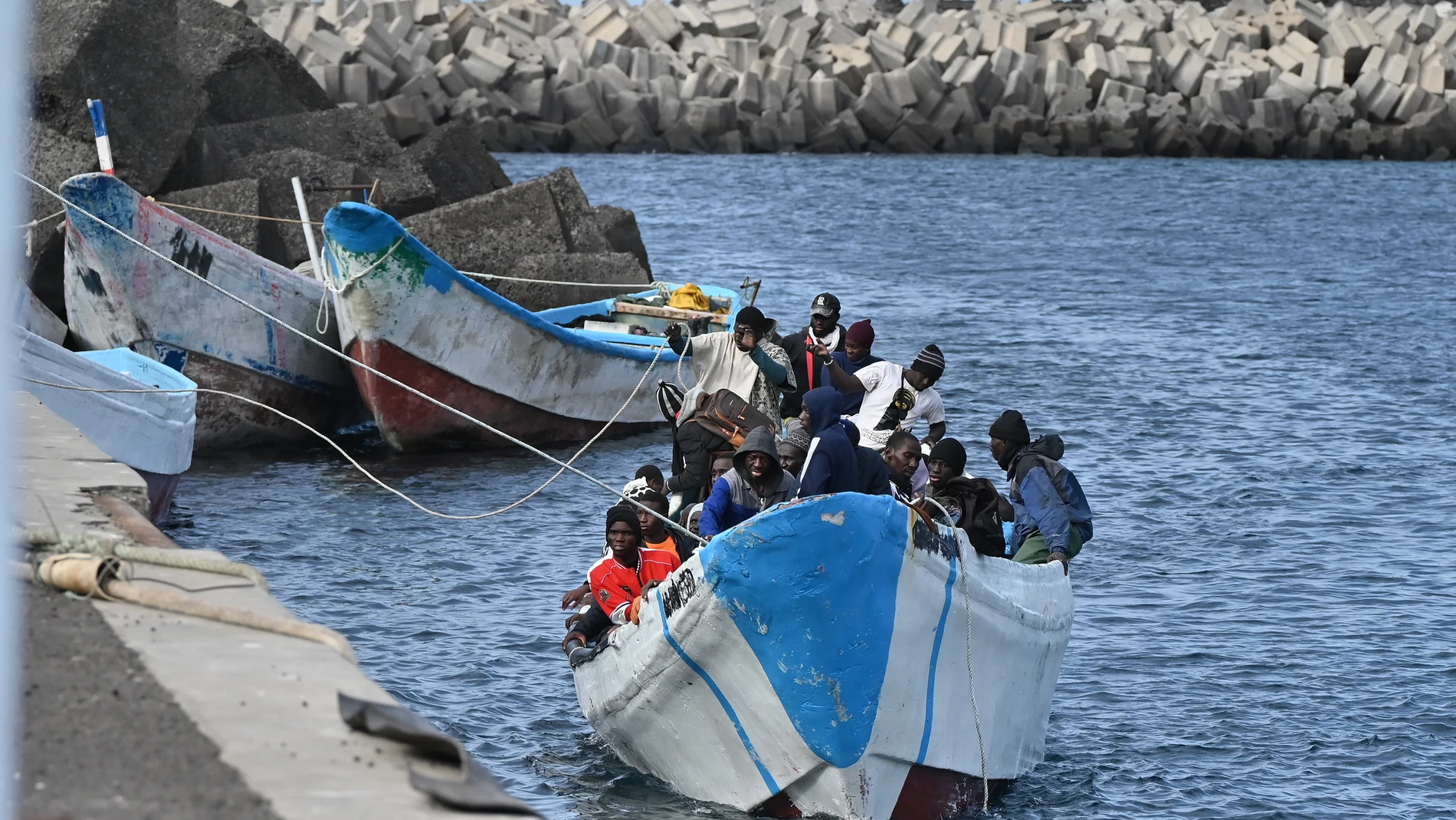 Varios migrantes llegan al puerto de La Restinga, a 4 de febrero de 2024, en El Hierro, Santa Cruz de Tenerife, Tenerife, Canarias (España). Salvamento Marítimo ha interceptado hoy domingo seis embarcaciones en las que viajaban 357 personas cuando iban navegando hacia las islas de Gran Canaria y El Hierro, si bien una de ellas se encontraba a la deriva, mientras que una séptima ha llegado por sus propios medios a Fuerteventura con 53 personas. Sumadas a las diez barcazas que se registraron ay...