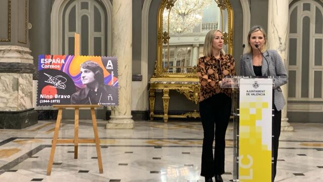 Las hijas de Nino Bravo durante la presentación del sello en el Salón de Cristal del Ayuntamiento de Valencia