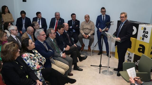 El presidente de la Cámara Oficial de Comercio, Industria y Servicios de Palencia; Conrado Merino; junto al presidente de INCYDE, José Luis Bonet, inauguran su nueva sede como un espacio de coworking digital y con Zona Doze incluida. Asisten los consejeros de Economía y Hacienda y portavoz, Carlos Fernández Carriedo, y de Industria, Comercio y Empleo, Mariano Veganzones, entre otros