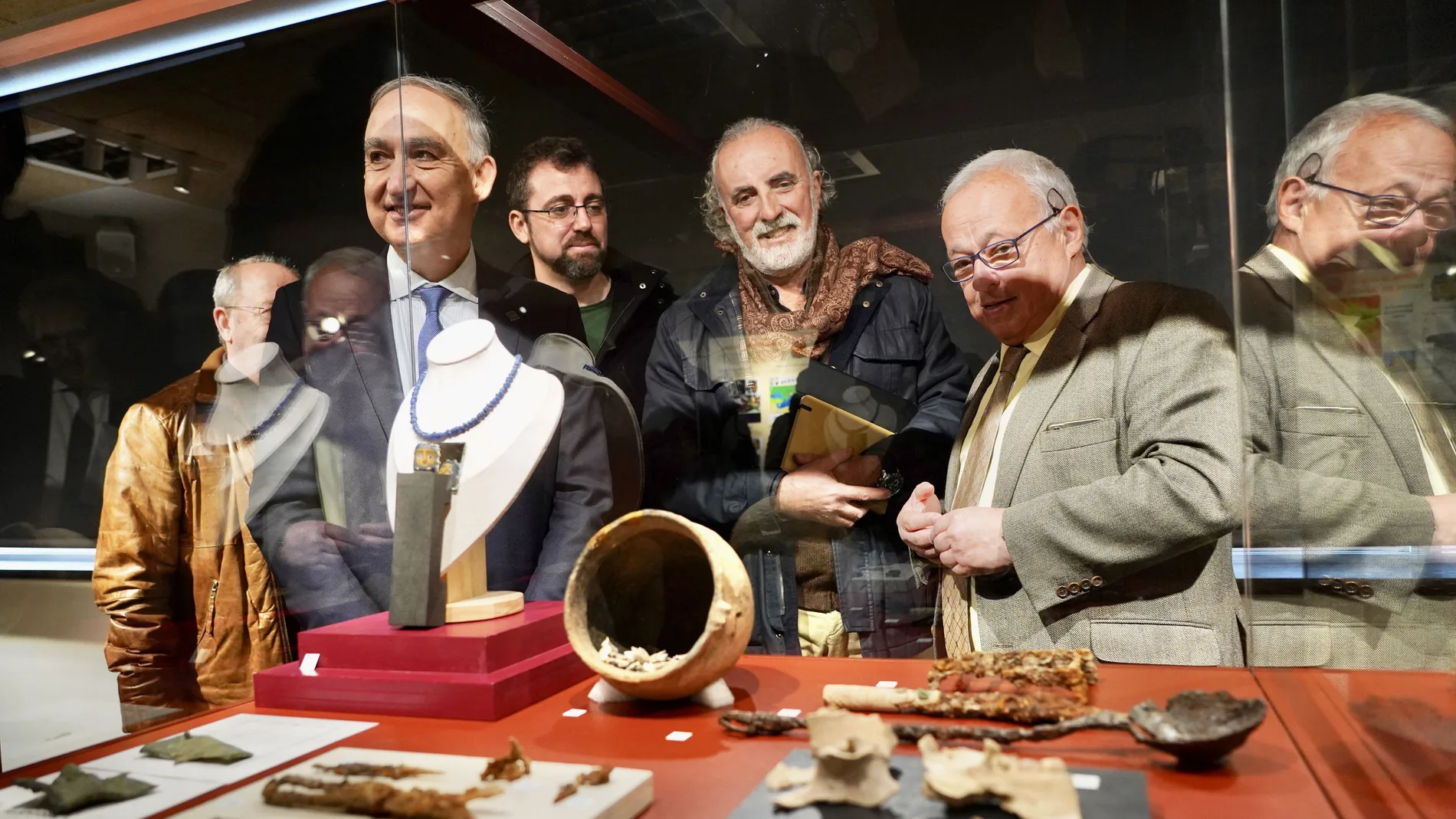 Santona visita la exposición sobre Pintia junto al rector de la UVa, Antonio Largo, y el director del yacimiento, Carlos Sanz