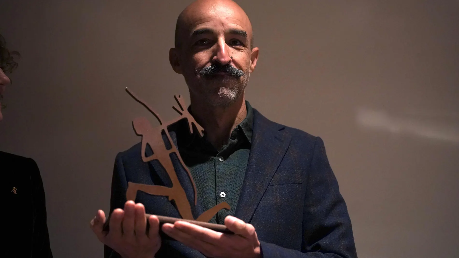 Jesús Carrasco con el Premio Biblioteca Breve por su obra "Elogio de las manos"