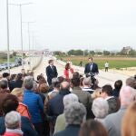 El ministro de Transportes, junto al delegado del Gobierno en Andalucía y la alcaldesa de Espartinas, en la inauguración del nuevo enlace