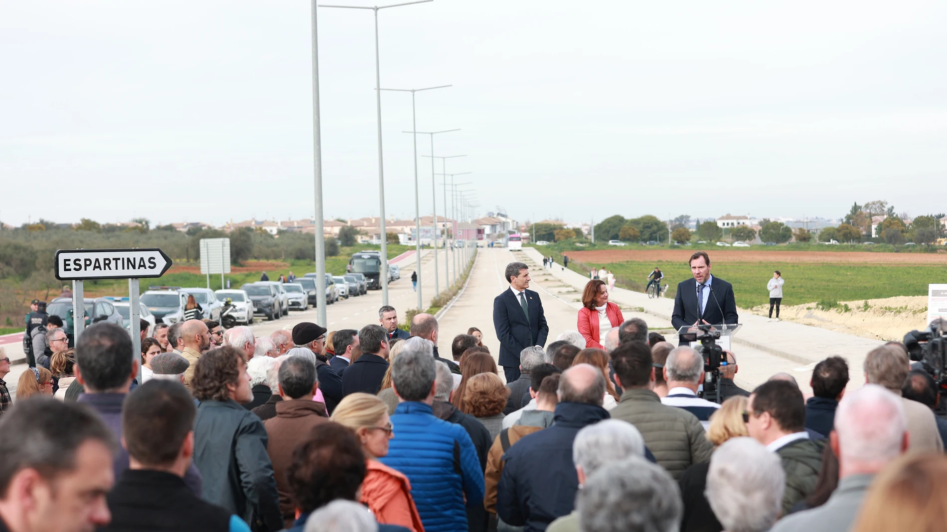El ministro de Transportes, junto al delegado del Gobierno en Andalucía y la alcaldesa de Espartinas, en la inauguración del nuevo enlace