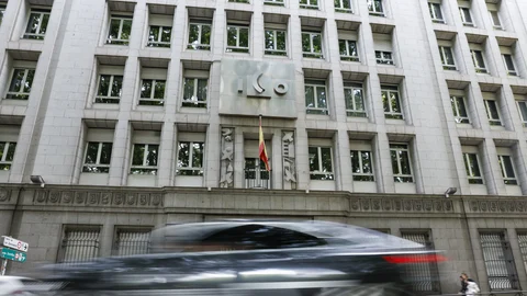 MADRID, 08/05/2023.- Fachada exterior del edificio del Instituto de Crédito Oficial (ICO), este lunes en Madrid. El Consejo de Ministros autorizará mañana la creación de una línea de avales del ICO que cubra hasta el 20 % del crédito hipotecario de familias con hijos a cargo y jóvenes de hasta 35 años, junto a otras medidas ya anunciadas para impulsar la promoción de más de 60.000 pisos con los que ampliar el parque público. EFE/ JuanJo Martín