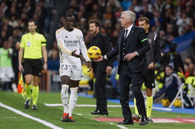 Ancelotti le da el balón a Mendy para que saque de banda