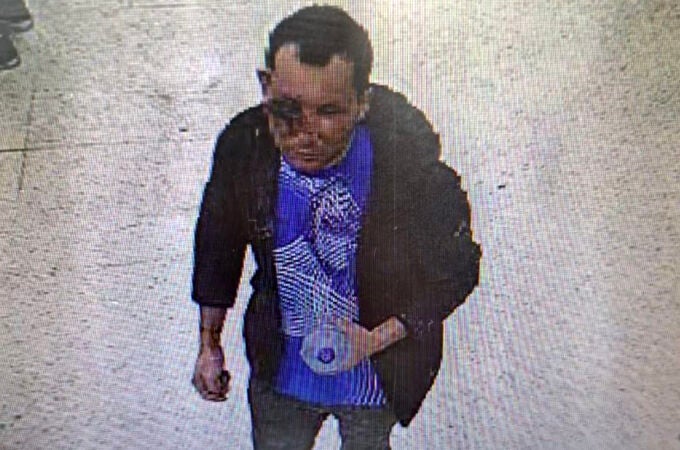 Una grabación de CCTV difundida por la Policía Metropolitana británica en Londres el 1 de febrero de 2024 muestra a Abdul Shokoor Ezedi, tomada en una tienda Tesco en el norte de Londres a última hora del 31 de enero de 2024, que parece mostrar graves daños en su rostro