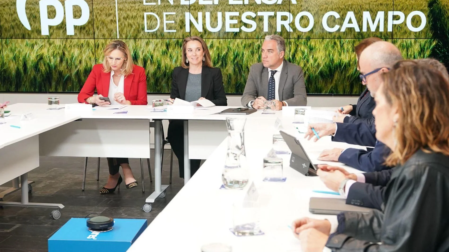 Cuca Gamarra junto a Paloma Martín y Elías Bendodo, en el encuentro con consejeros de agricultura de la comunidades gobernadas por el PP.