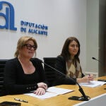 La vicepresidenta primera y diputada de Economía, Ana Serna, y la diputada de Hacienda, Marina Sáez, han presentado hoy el anteproyecto de presupuestos de la Diputación de Alicante.