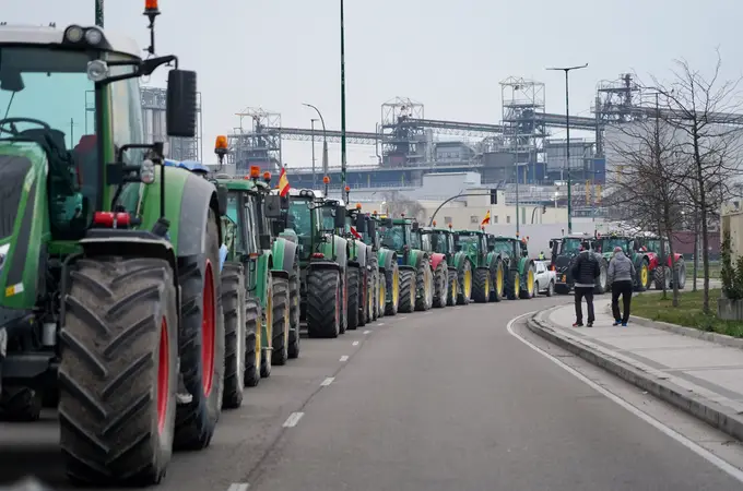 Los tractores bloquean en Valladolid los accesos a Mercaolid, Iveco y el polígono de San Cristóbal