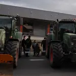 Los tractores bloquean las carreteras españolas para pedir mejoras en el sector 