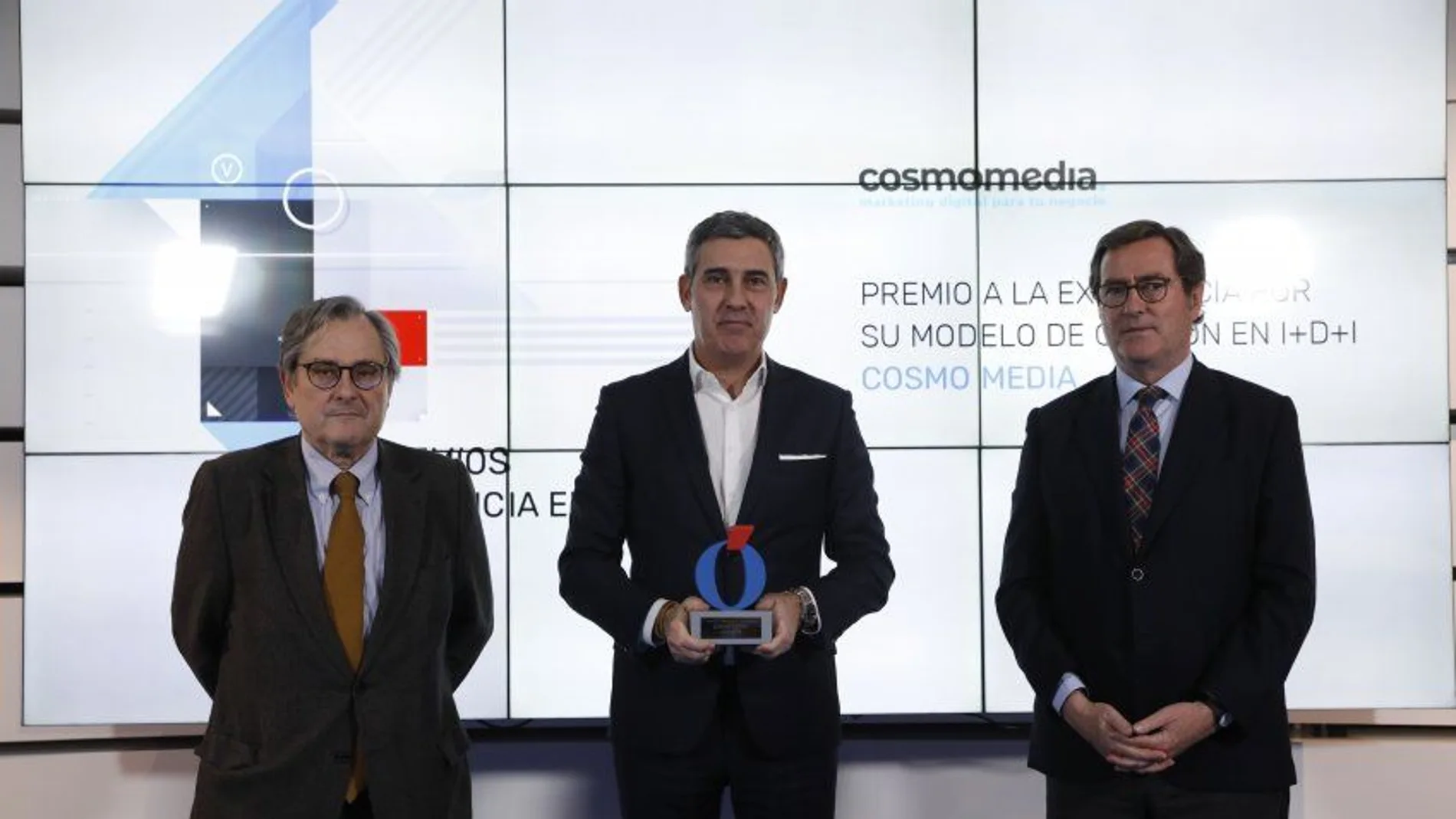 El CEO de Cosmomedia, José Manuel Fuentes, recibe el galardón de manos de Francisco Marhuenda y Antonio Garamendi