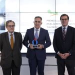 Adolfo López Aguayo, el CEO y presidente de RMD recoge el galardón de manos de Francisco Marhuenda y Antonio Garamendi