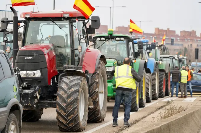 Bloqueos de carreteras y afectaciones al tráfico en toda España por las protestas de los agricultores 