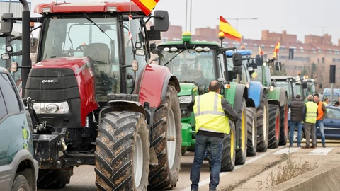 Tractores colapsan la VA-20 en Valladolid