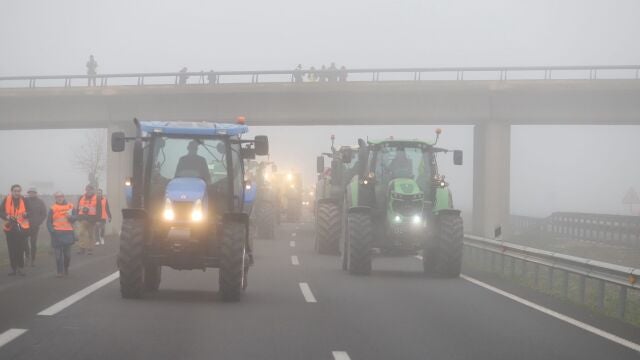 Agro.- Agricultores cortan la A-2 a su paso por Fondarella (Lleida)