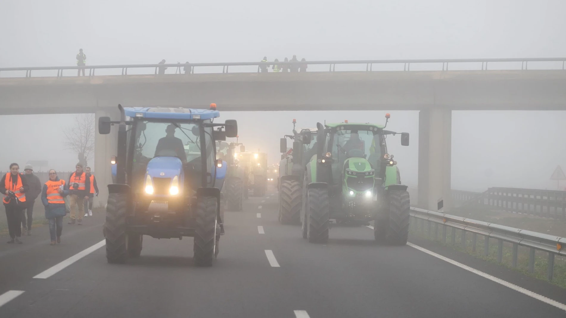 Agricultores cortan la vía A-2 a su paso por Fondarella (Lleida) este martes sobre las 9.15 horas EUROPA PRESS - MARC TRILLA 06/02/2024