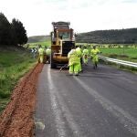 Obras de mantenimiento en una carretera palentina