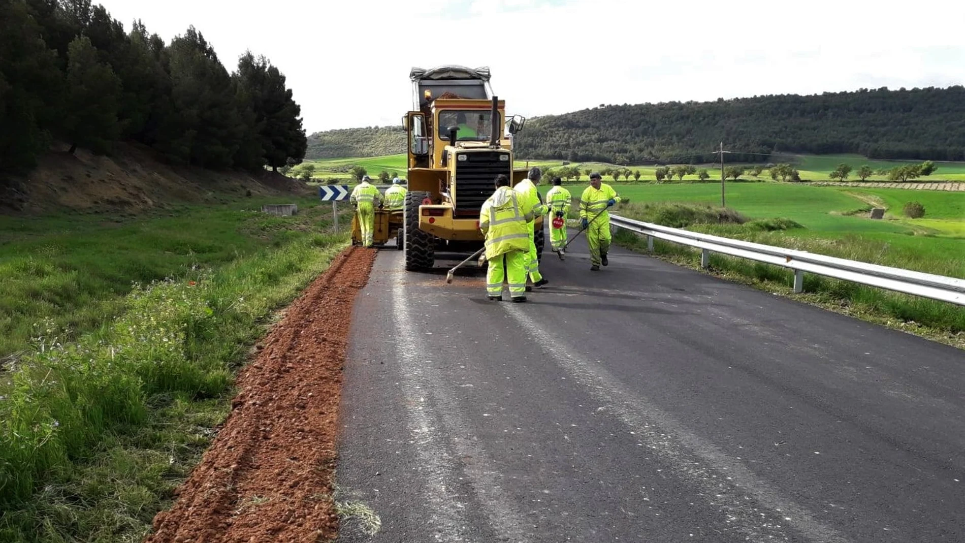 Obras de mantenimiento en una carretera palentina