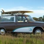 Un vehículo fúnebre reconvertido en el automóvil perfecto para transportar tablas de surf