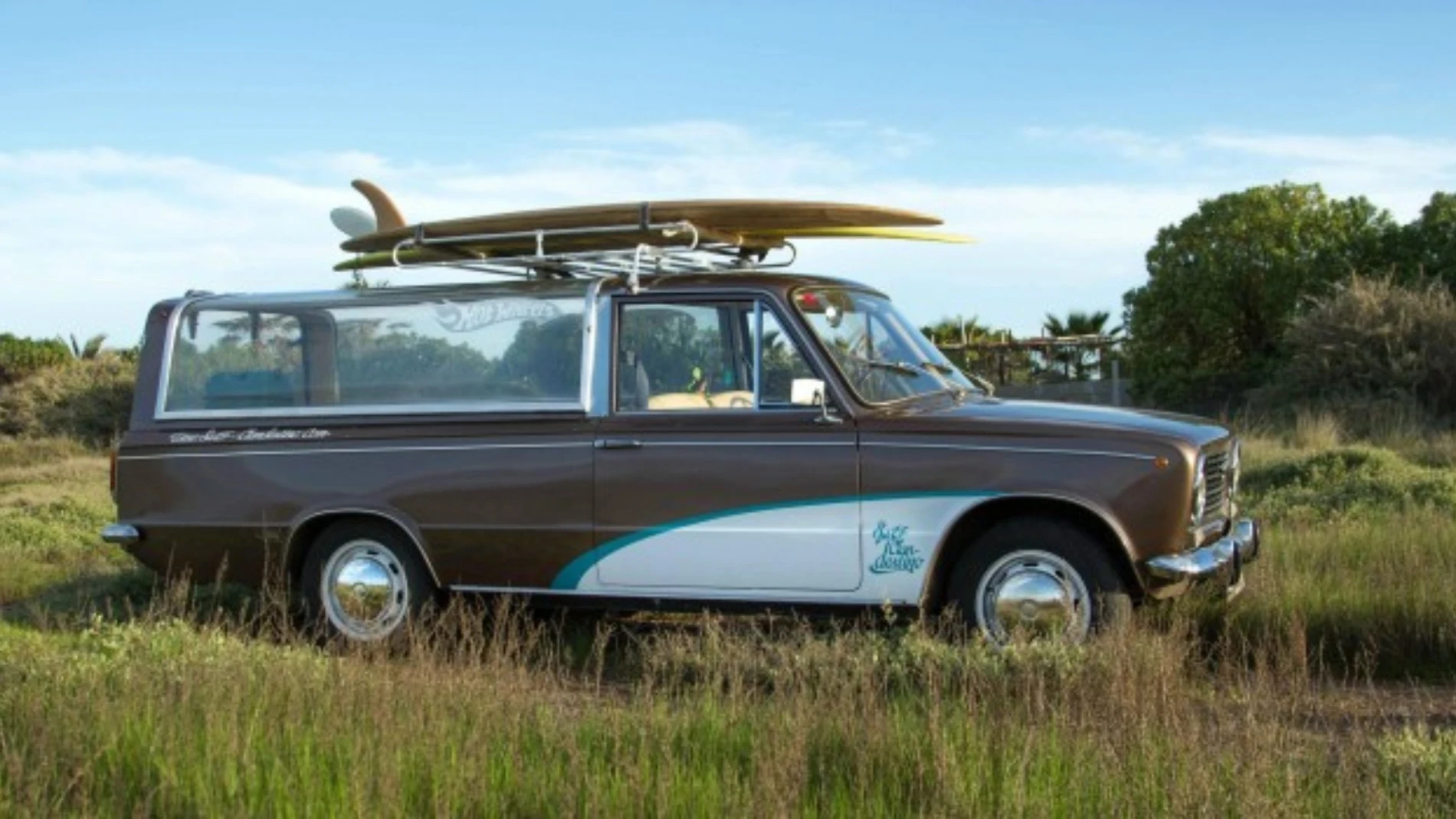 Un vehículo fúnebre reconvertido en el automóvil perfecto para transportar tablas de surf
