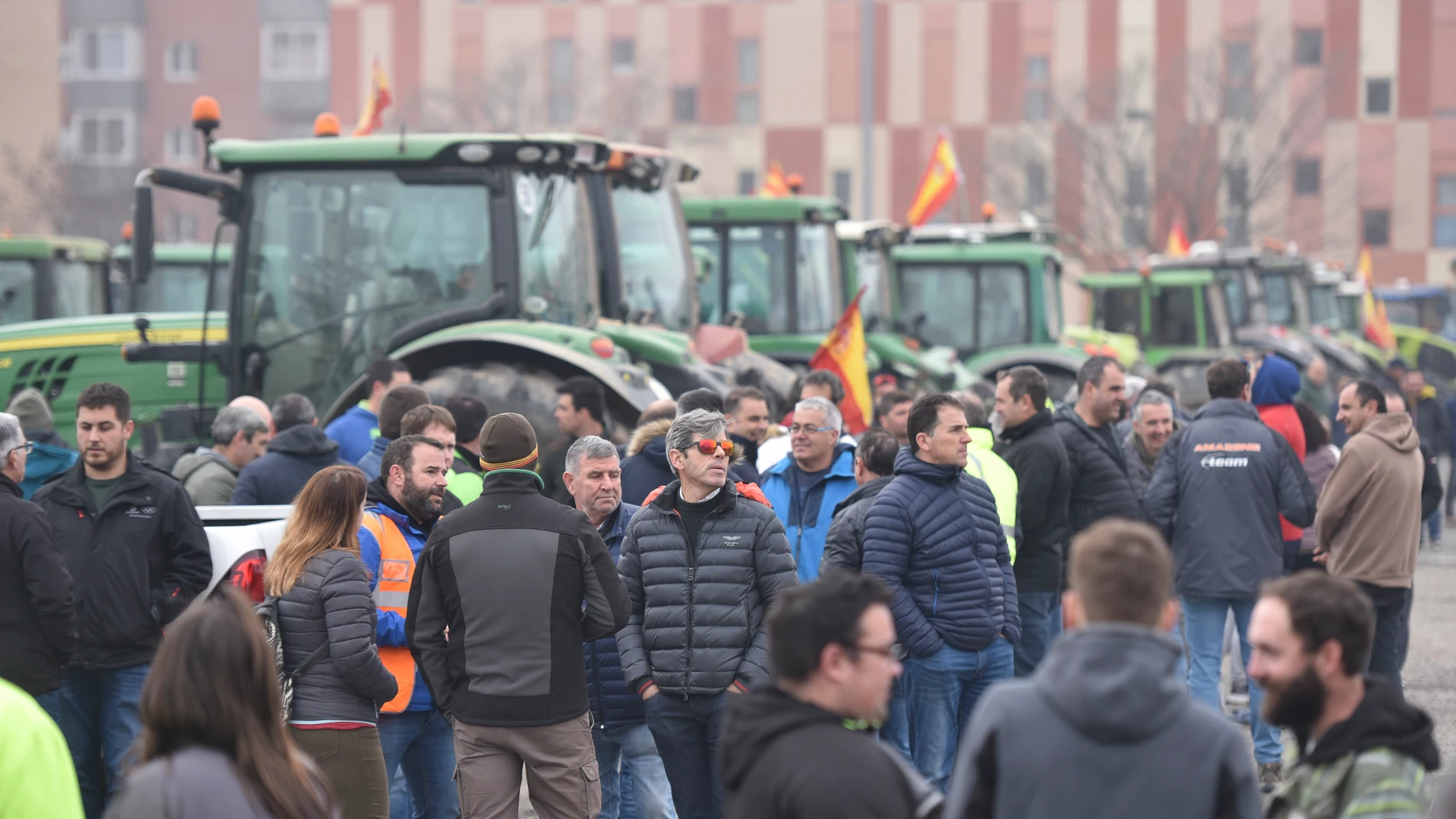 Los tractores de los agricultores se concentran por carreteras que pasan por Huesca, a 6 de febrero de 2024, en Huesca, Aragón, (España). Han ocasionado problemas en la N-123 (Barbastro), la N-211, la N-260 en Aínsa y en varios tramos de la N-240. Agricultores y ganaderos de toda España han sacado sus tractores a las carreteras desde esta madrugada para pedir mejoras en el sector, entre ellas exigir ayudas para afrontar las sequías que sufre el campo. Además, protestan contra las políticas eu...