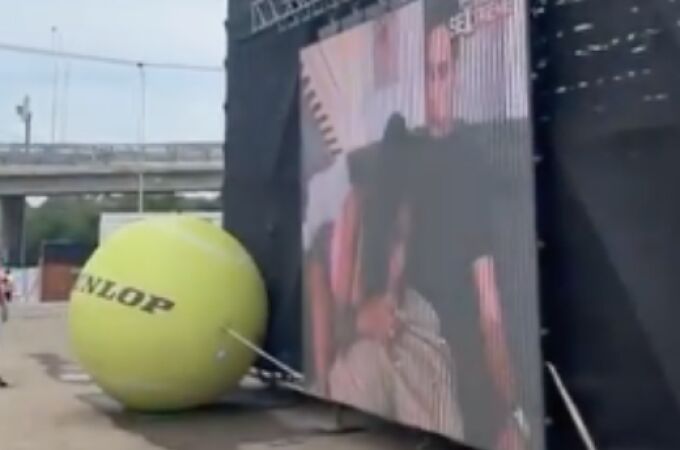 Proyectan una película porno en la pantalla gigante durante un torneo de tenis: "¡creo que eso no es una raqueta!"