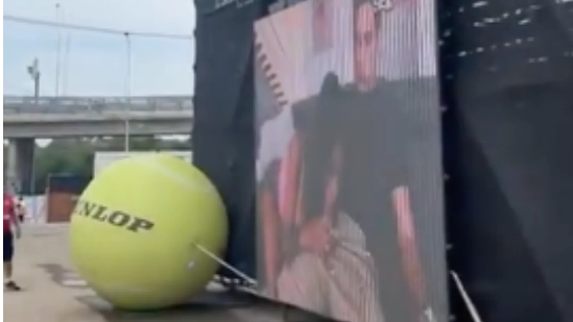 Proyectan una película porno en la pantalla gigante durante un torneo de tenis: "¡creo que eso no es una raqueta!"