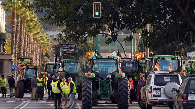Protestas no autorizadas de agricultores cortan carreteras en Andalucía 
